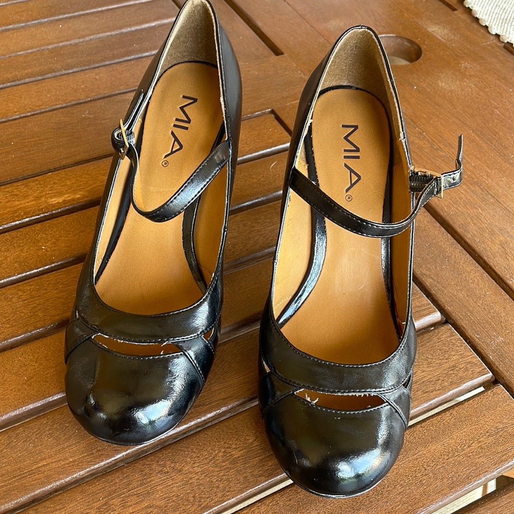 Heel shoes